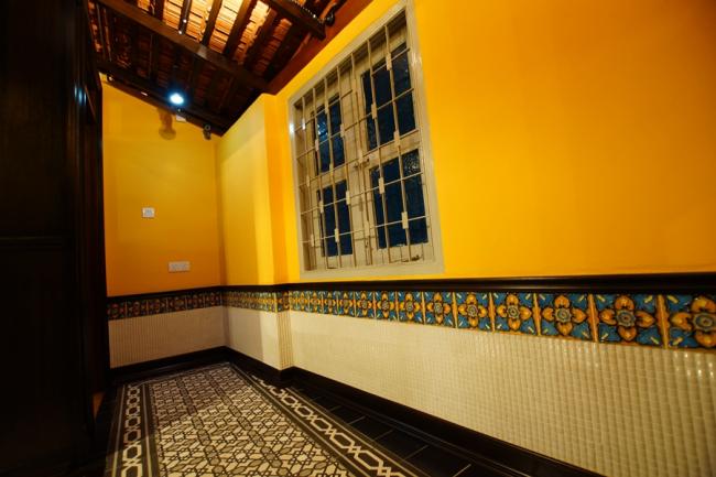 民宿走廊以色彩斑斓的花瓷砖装饰复刻峇峇娘惹宅邸，不管是铺在墙上或是地上，既简单又重要的娘惹文化元素，让人感觉真的走进了娘惹的家。