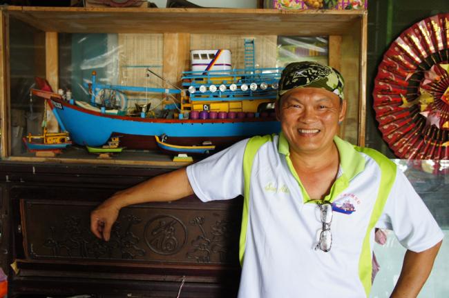 吴师傅身后约4尺长的模型渔船是他的镇山之宝，麻雀虽小五脏俱全的工作坊，集合了各类精美小巧的渔船模型。