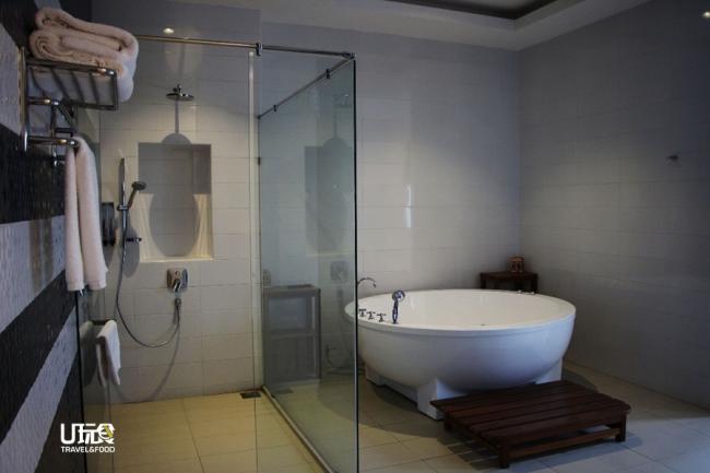 多间客房设有按摩浴池，让住客能尽情放松享受。