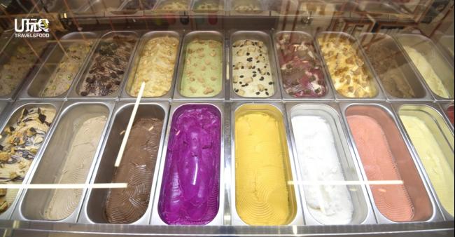 店里一共有18样款口味冰淇淋，其中有6款雪葩，平均每个月会更新二至三款口味。