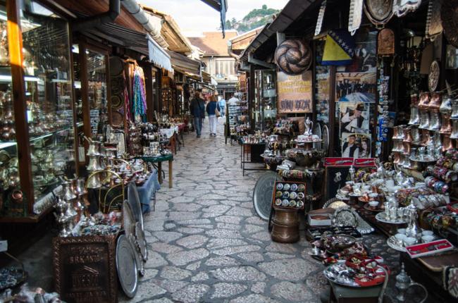 走进萨拉热窝旧街道，你可以看到很多极具当地特色的手工艺品及小吃。
