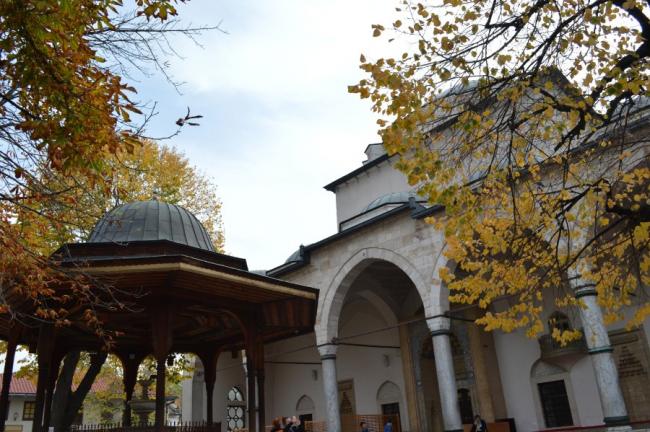 沿着最热闹的Saraci街道，走进围墙内富丽堂皇的清真寺Gazi Husrev-Beg Mosque，左边的是Sadrvan喷泉，它被用来在进入清真寺前淨身，也当做萨拉热窝的公共喷泉。