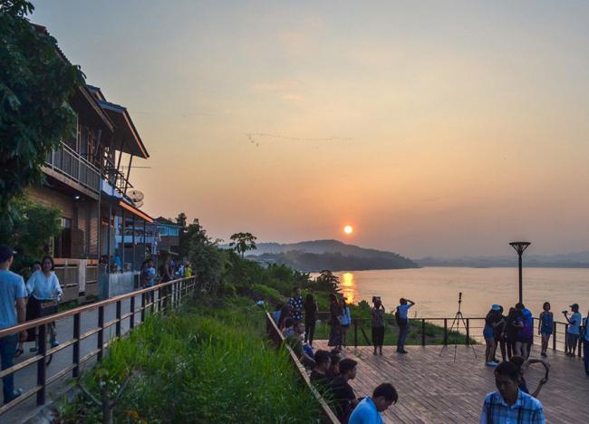 很多民宿建于湄公河畔旁，打开窗，就可与寮国的Xanamkhan城相望。美景当前，人生夫复何求？