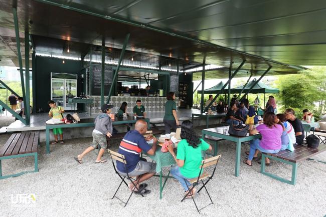 位于公园内的咖啡馆，成为访客们相互认识和交流之地。