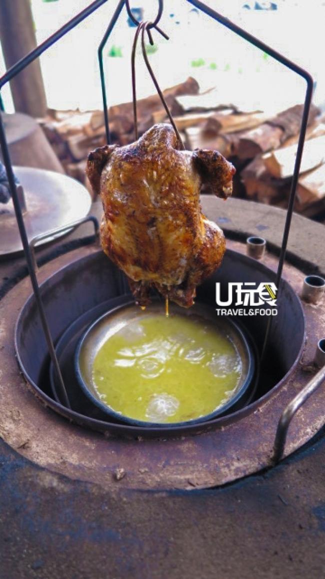 地在盘子里金黄色的汁就是鸡肉在闷烤中滴下的精华，是品尝鸡肉时最原味的佐料。