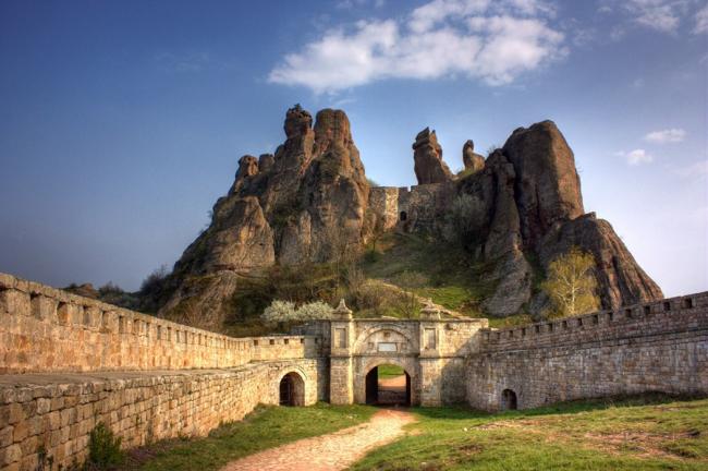 贝罗格拉齐克（Belogradchik Fortress）是位于保加利亚巴尔干山脉北坡的一个古代要塞建筑。此地和贝罗格拉齐克奇巖并列为当地的两大旅游景点。这里是保加利亚保存状况最好的要塞建筑，也是重要的文化古迹。
