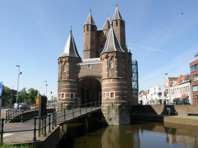 哈伦在13世纪兴建的城墙设有12个城门，如今仅有Amsterdamse Poort被保留了下来，是游此地必到的景点。
