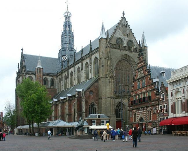座落于大广场中心的St.-Bavokerk教堂，是哈伦的地标。