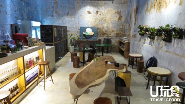 二号潮馆的木作展览品之一在咖啡馆正中央陪你一起吃饭。