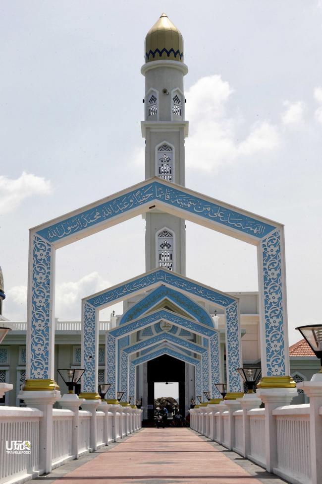 通往清真寺的桥廊上，有着道道拱门，极具伊斯兰建筑特色。