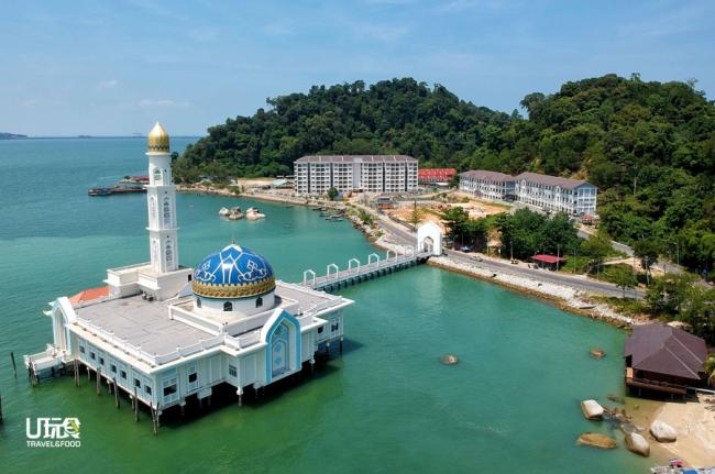 靠海面山的水上清真寺是国内外摄影爱好者的必访热点。
