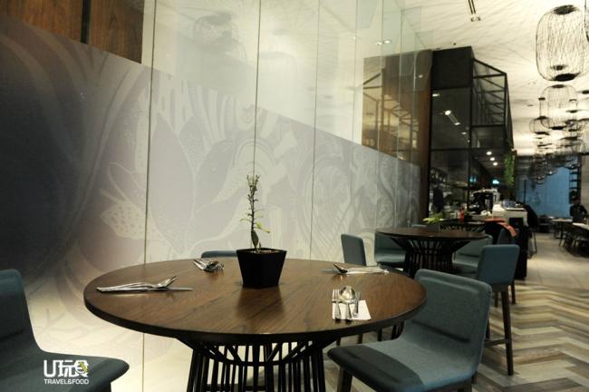 餐厅装潢采明亮色调，用餐环境高雅舒适。