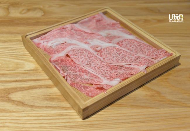 <b>日本A5级和牛肉</b> 来自鹿儿岛的A5级和牛肉，油花满布，入口即化，满嘴都是丰腴的脂香和甘甜。