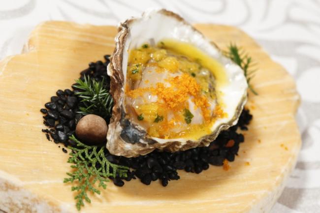 法国牡蛎，配上橙汁酱提鲜，再佐咸蛋黄丝，增加口感。