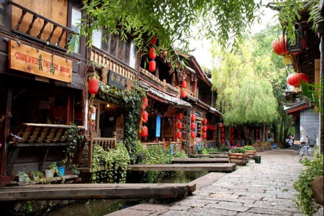 丽江古镇又称丽江古城，于1997年12月4日被联合国教科文组织列为世界文化遗产，并于2007年获颁发亚太区文物古迹保护奖。相比起束河古镇，丽江古镇更受旅者们欢迎。