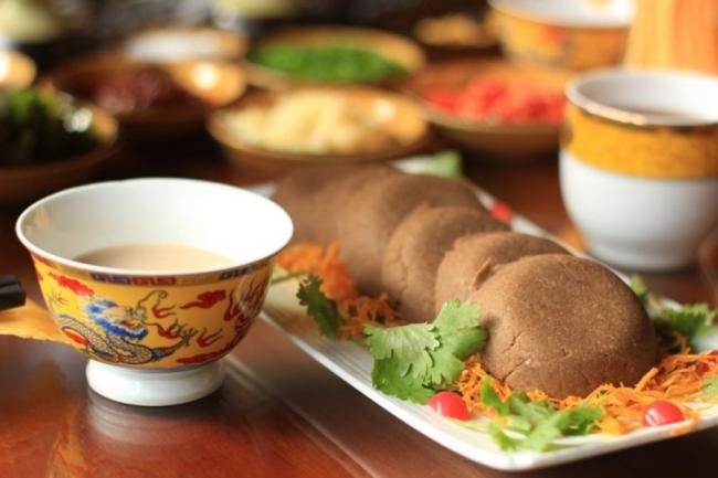 丽江粑粑是纳西族的特色美食，历史悠久，有「丽江粑粑鹤庆酒」之称。口味有甜、咸两种，香味扑鼻，再配上酥油茶，便是丽江最经典的街头美味！