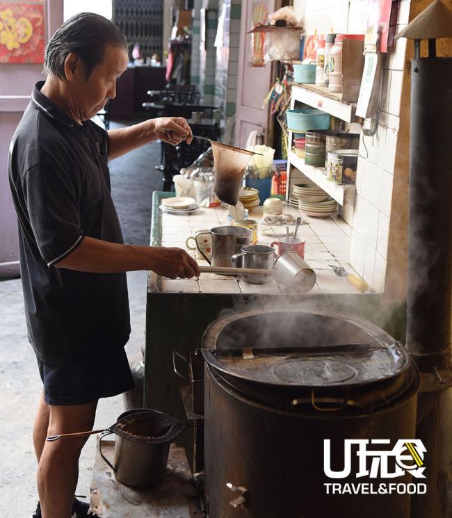 逾有70年历史的五山咖啡店如今由第二代——林延防两兄弟经营，由始至终保存著传统的经营模式，如售卖最简单的早餐，并且以炭起火煲水，冲泡咖啡。