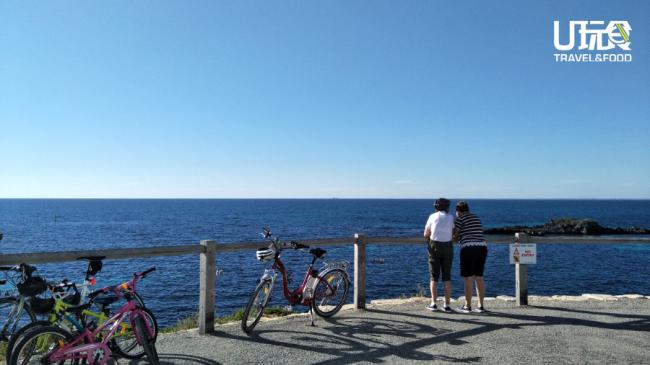 自行车骑累了，可以靠在围栏边看海吹风，岛上的每一个海滩和海峡都有不同的景致，每一个地方都有指示牌告诉你该地点适合进行的活动。
