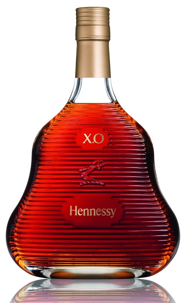 2018 Hennessy X.O限量珍藏版以尖端科技打造，为酒瓶赋予时尚现代感。