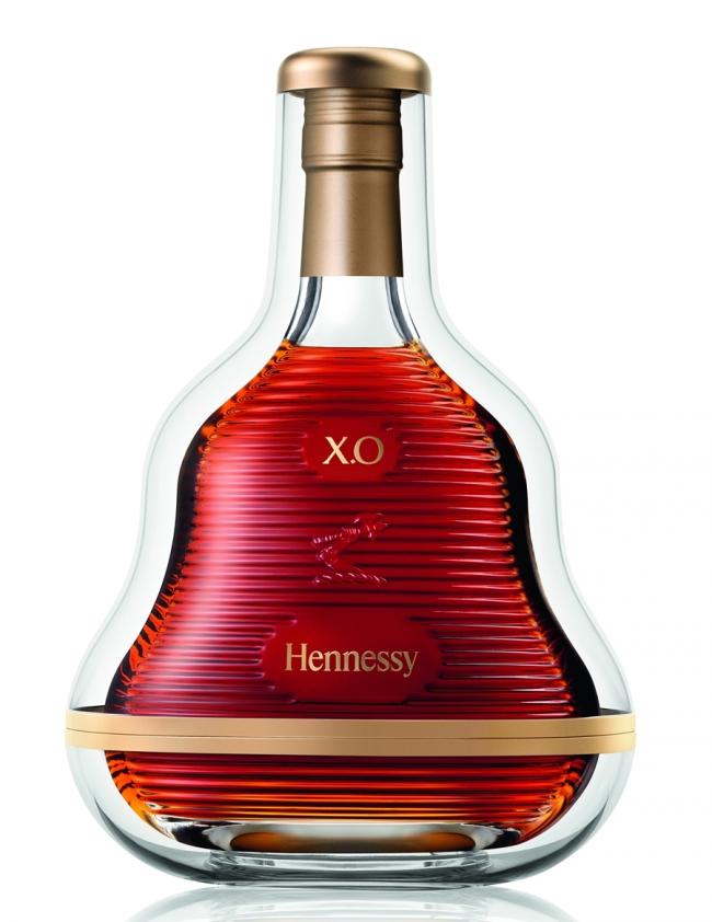 Hennessy X.O限量珍藏版，拥有颠覆性外观，以雅致的玫瑰金色装饰，更添视觉冲击力。