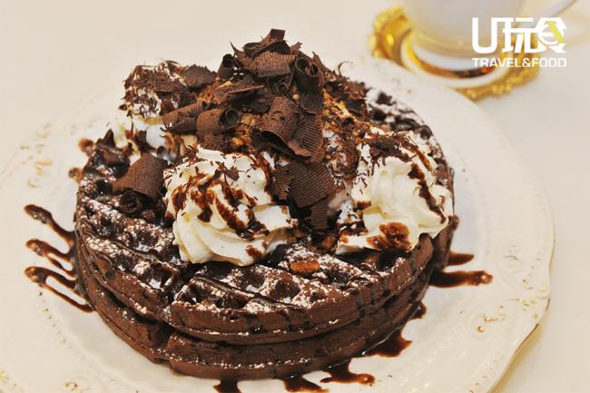 <b>Belgium Dark Chocolate</b>咖啡馆使用比利时原料制成的华夫饼，顶端还有一粒冰淇淋，搭配在一起吃口感亦较实，浓郁的巧克力和香草搭配在一块味道恰到好处。