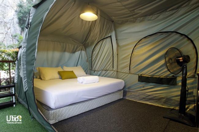 豪华帐篷内备有一张舒适的大床、站立式风扇和灯光系统。
