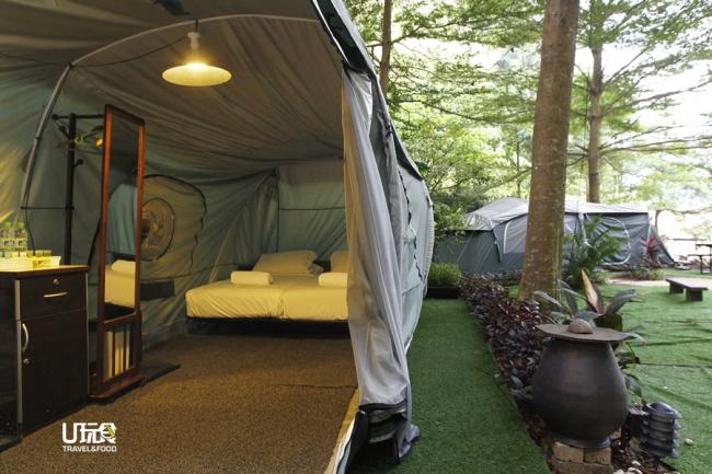 除了大床外，帐篷内尚可容纳2张单人床，最多可入住4人。