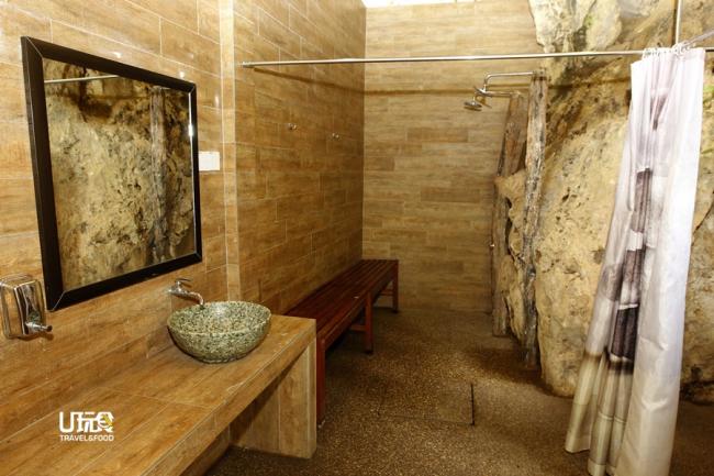 设立在帐篷外的浴室及洗手间依山而建，因此可看到被保留的石灰岩原装，让住户可体验与大自然共浴的滋味。
