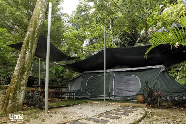 豪华帐篷外也提供了遮荫设备，以抵挡午间的火热艳阳。