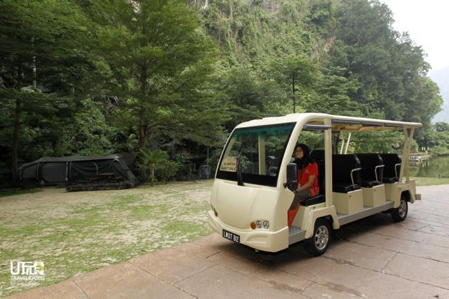 豪华帐篷的入住者可免费使用此载客车前往打扪迷失乐园的各景点参观。