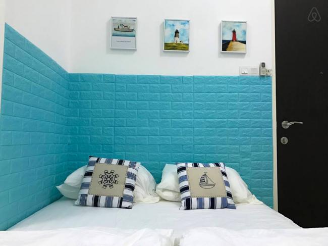 纯粹的蓝白为房间增添一份地中海的清幽气氛。