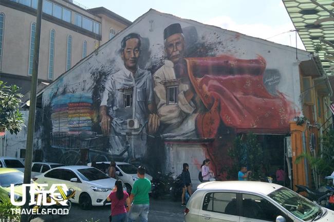 古晋今年出现了很多壁画，多数是当地艺术家和国外艺术家的作品，为街道添加了不少鲜艳的色彩。