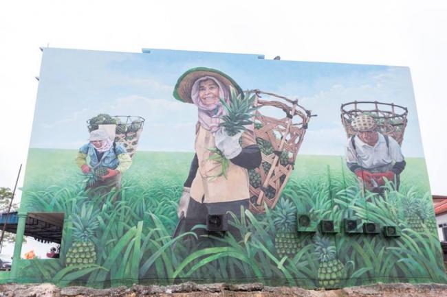 由当地美术工作者蔡文涛完成的壁画41尺高、70尺宽，画中人物为现实中3名黄梨工人，其中一名更是在黄梨园工作了50年的女性刘秋妹，希望透过壁画能让更多人知道当的黄梨海。