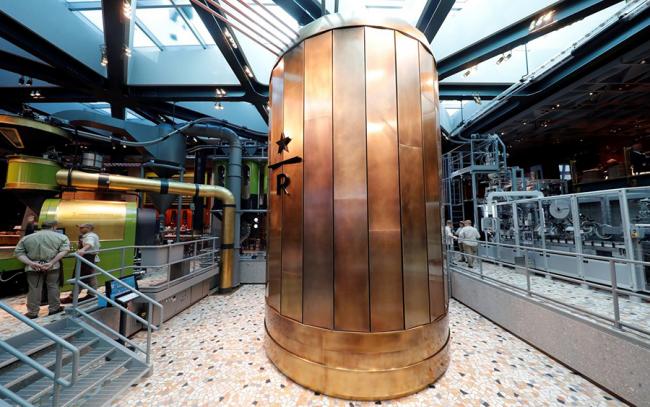 店内中央有一个6.5米高的青铜圆桶形锅炉，十分壮观。