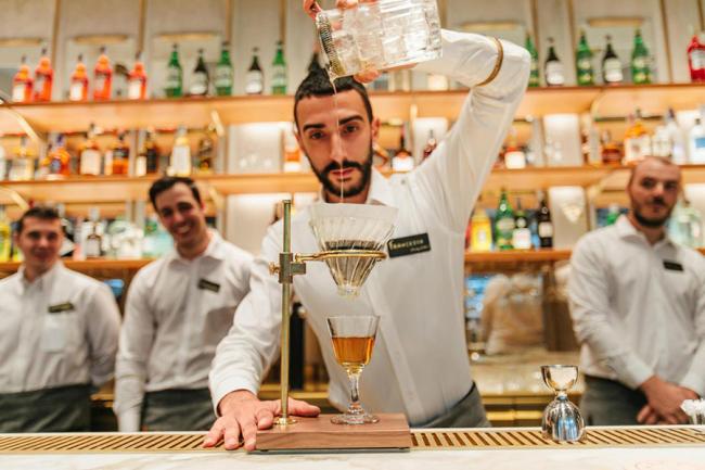 烘焙工坊的「Arriviamo Bar」酒吧提供鸡尾酒和美味佳肴，其灵感来自意大利的开胃酒。