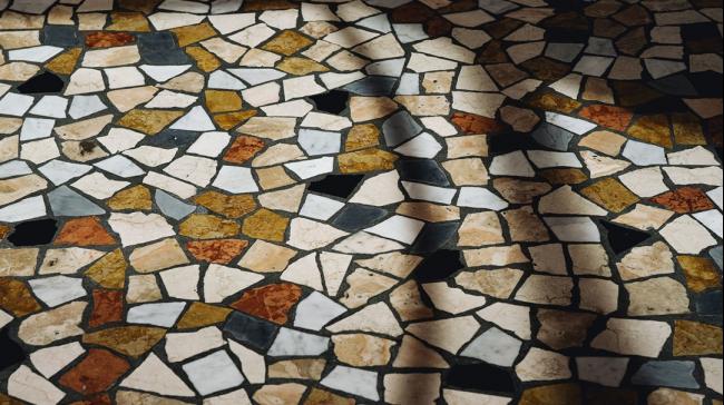地板采用手工制作的马赛克地板，这也是意大利北部特有的技术，由当地工匠手工铺设。