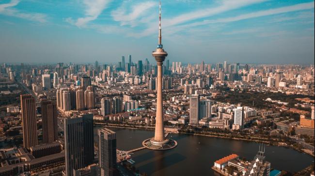 天津广播电视塔高415米，是天津市中心的标志性地标，在观景台上提供360度全景。