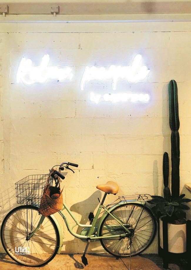 店内墙角一处以脚踏车、仙人掌和玻璃管霓虹灯字体装饰，令人印象深刻。