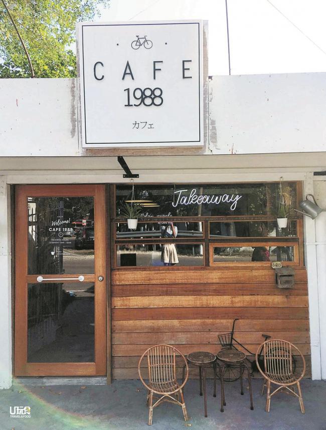 1988咖啡馆位于路旁，设计以日式风格为主，搭配南洋风格元素。