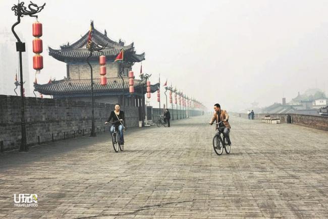 西安城墙上走路绕一圈需4小时，也可在上面骑脚车绕城一周。