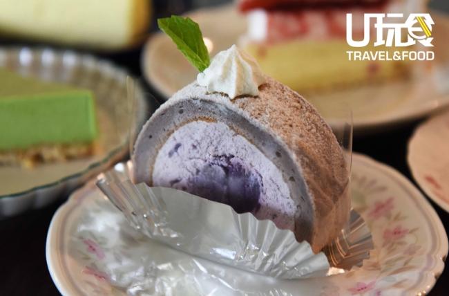 <b>Purple Sweet Potato Roll Cake</b>采用紫薯粉制作，中间夹了块紫薯，表层亦是紫薯粉，是一款里里外外都「紫薯十足」的蛋糕。