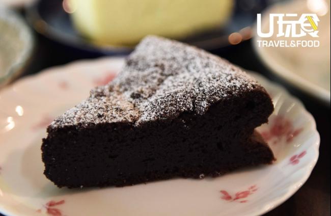 <b>Gateau Au Chocolate</b>不像布朗尼使用那么多面粉，是一款比较湿润的巧克力蛋糕，而且 有着很浓郁的巧克力味道。