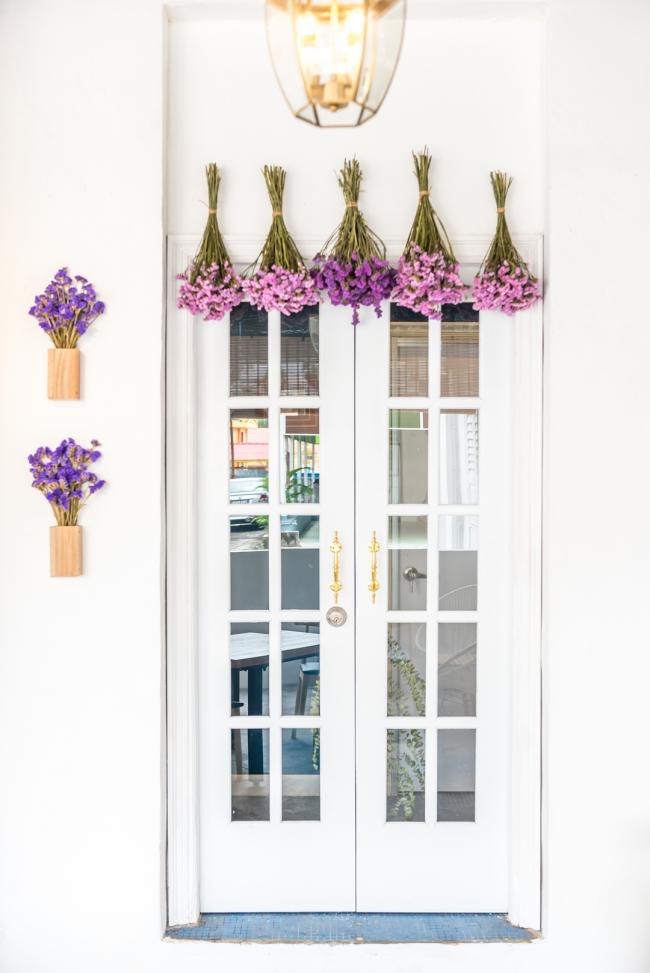 素雅浪漫的法式门在干花及灯饰点缀下成为食客最爱拍照打卡的地方。