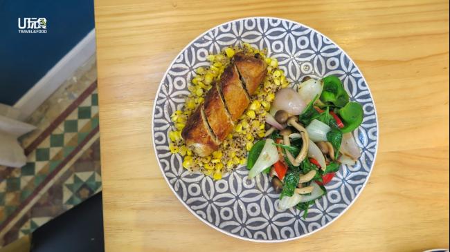 <b>Quinoa Chicken Roll</b> 林子贤和郭慧萍的家常菜，其中富含高蛋白质的黎麦适合健身的食客享用。<i>售价：30令吉</i>