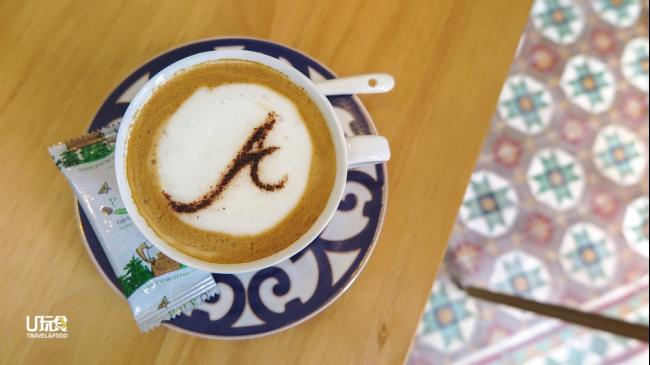 <b>Cuppuccino</b> 别于一般咖啡馆，Aplace 26更专注于健康食物，因此这里选用公平贸易认证（Fair Trade）的有机咖啡。<i>售价：10令吉</i>