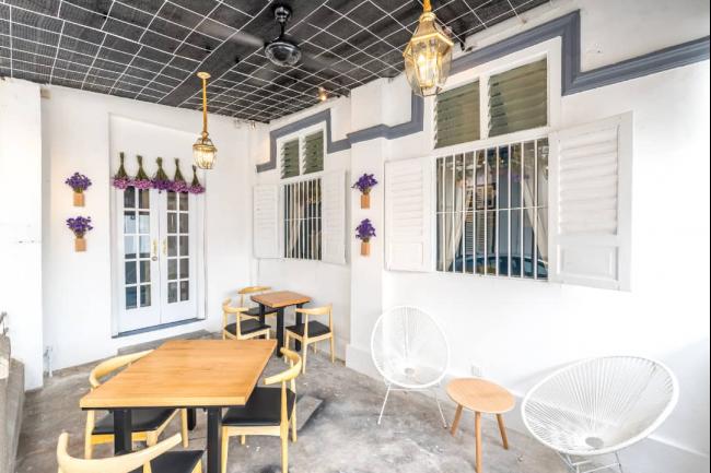 室外用餐区域以白色为主，吊灯及干花的点缀满足食客的视觉享受。