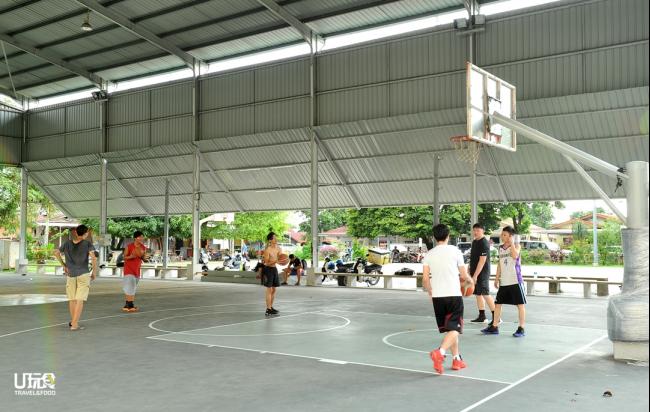 距离车站15分钟步程的安邦青年篮球场，常举办大大小小的赛事，也是当地著名「街头斗牛」场。