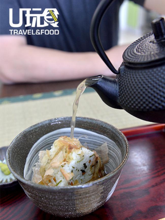 <b>Ochazuke</b> 日本米饭揉合幸福茶，倒入鱼高汤，味道异常鲜美，大推！<i>售价：10令吉</i>