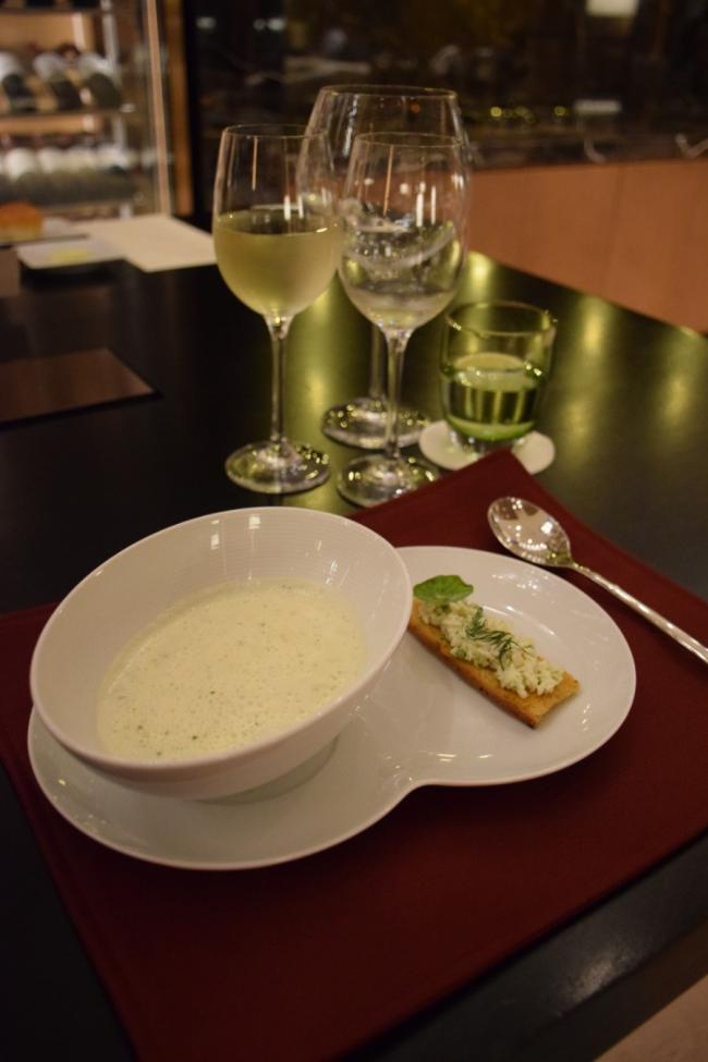 Herb Scented Cream Soup 浓汤，搭配Sauvignon Blanc Sixty Drops, New Zealand 2017葡萄酒享用，让汤的浓郁滋味升华，挑逗着舌尖上的味蕾。