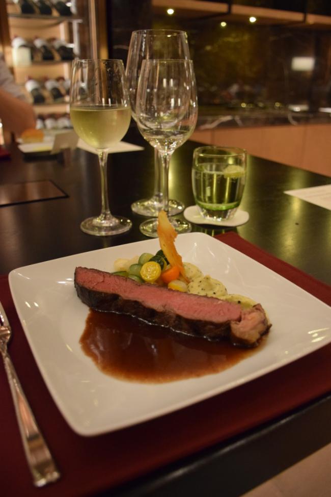 Goulburn Valley Smoked Beef Sirloin 香嫩烟熏牛肉，搭Cabernet Sauvignon Teusner 「Gentleman」,Australia 2016葡萄酒享用，提升整个食味体验，特别是烟薰处理的牛肉。